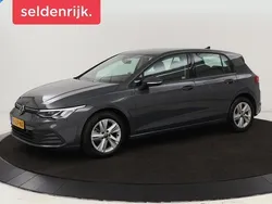 Grijs Gebruikt 2022 VW Golf VIII Life Hatchback | € 18.900 (Goede deal)