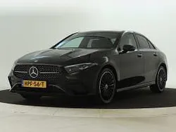 Kosmoszwart metaalkleur metallic Gebruikt 2024 Mercedes 250 AMG line Sedan | € 38.995 (Eerlijke prijs)
