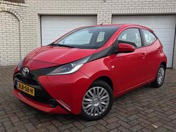 Rood Gebruikt 2015 Toyota Aygo X-play Hatchback | € 7.450 (Goede deal)