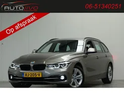 Grijs, metallic lak Gebruikt 2017 BMW 318 Executive Stationwagen | € 17.495 (Eerlijke prijs)
