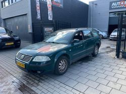 Groen, metallic lak Gebruikt 2001 VW Passat Trendline Stationwagen | € 499 (Eerlijke prijs)