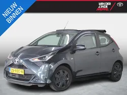 Grijs, metallic lak Gebruikt 2019 Toyota Aygo X-play Hatchback | € 10.950 (Eerlijke prijs)