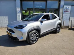 Grijs, metallic lak Gebruikt 2022 Toyota Yaris Cross SUV | € 27.999 (Eerlijke prijs)