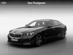 Saphirschwarz metallic (475) (zwart metallic) Nieuw 2025 BMW 530e M Sport Sedan | € 85.977 (Duur)