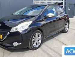 Zwart Gebruikt 2015 Peugeot 208 Style Hatchback | € 3.950 (Eerlijke prijs)