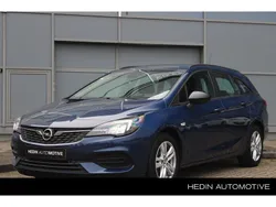 Blauw, metallic lak Gebruikt 2021 Opel Astra Edition Stationwagen | € 13.845 (Eerlijke prijs)