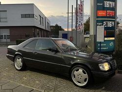 Zwart Gebruikt 1993 Mercedes 220 Coupé | € 7.000