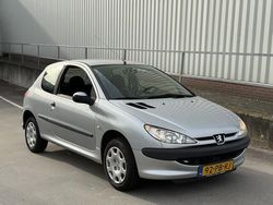 Grijs (metallic) Gebruikt 2004 Peugeot 206 Hatchback | € 1.999 (Eerlijke prijs)