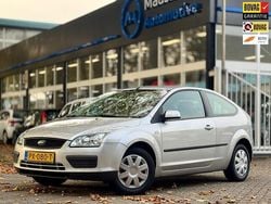 Grijs Gebruikt 2007 Ford Focus Ambiente Hatchback | € 3.750 (Eerlijke prijs)