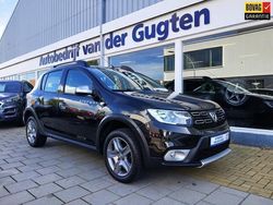 Zwart, metallic lak Gebruikt 2018 Dacia Sandero Lauréate Hatchback | € 10.950 (Eerlijke prijs)