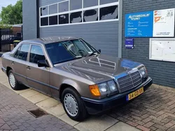 Bruin Gebruikt 1988 Mercedes E260 Sedan | € 8.950