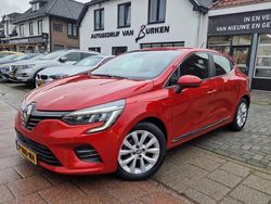 Rood, metallic lak Gebruikt 2022 Renault Clio V Intens Hatchback | € 15.950 (Iets duurder)