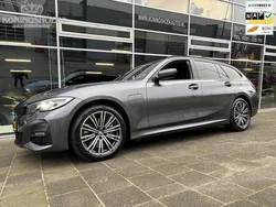 Grijs Gebruikt 2021 BMW 330 Executive Stationwagen | € 28.950 (Eerlijke prijs)
