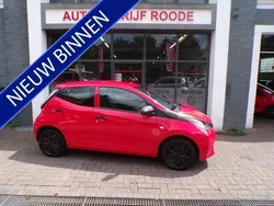 Rood Gebruikt 2017 Toyota Aygo Hatchback | € 6.999 (Eerlijke prijs)
