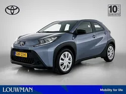 Grijs metallic Gebruikt 2024 Toyota Aygo Play Hatchback | € 17.750 (Eerlijke prijs)