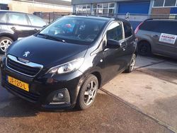 Zwart Gebruikt 2016 Peugeot 108 Envy Hatchback | € 7.250 (Eerlijke prijs)