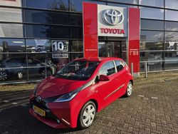 Rood Gebruikt 2015 Toyota Aygo X-play Hatchback | € 7.950 (Eerlijke prijs)