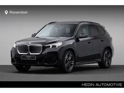 Saphirschwarz metallic (zwart metallic) Nieuw 2025 BMW iX1 Comfort Edition SUV | € 69.880
