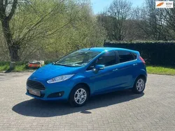 Blauw, metallic lak Gebruikt 2015 Ford Fiesta Titanium Hatchback | € 6.999 (Goede deal)