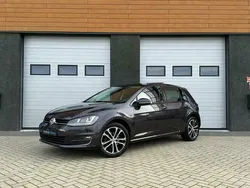Grijs, metallic lak Gebruikt 2015 VW Golf VII LOUNGE Hatchback | € 13.490 (Eerlijke prijs)