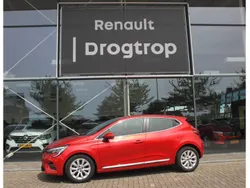 Rouge flamme (rood parelmoer) Gebruikt 2023 Renault Clio V Intens Hatchback | € 18.925 (Eerlijke prijs)