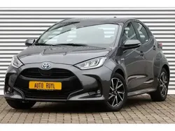 Grijs Gebruikt 2021 Toyota Yaris Hybrid Hatchback | € 20.545 (Eerlijke prijs)