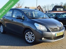 Grijs, metallic lak Gebruikt 2011 Toyota Verso MPV | € 10.950 (Eerlijke prijs)