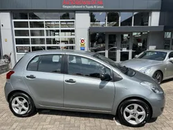 Grijs, metallic lak Gebruikt 2010 Toyota Yaris Cool Hatchback | € 6.950 (Duur)