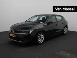 Zwart Gebruikt 2023 Opel Astra Edition Hatchback | € 21.440 (Eerlijke prijs)