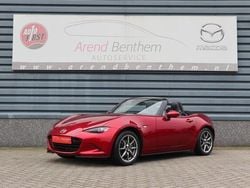 Soul red crystal (donker rood metallic) Gebruikt 2023 Mazda MX5 Luxury Cabriolet | € 31.945 (Eerlijke prijs)