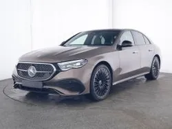 Donker velvetbruin metaalkleur metallic Gebruikt 2024 Mercedes 300 AMG Sedan | € 69.950