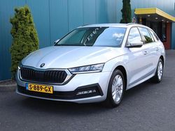 Grijs Gebruikt 2023 Skoda Octavia Ambition Stationwagen | € 22.950 (Goede deal)