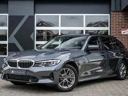 Grijs Gebruikt 2022 BMW 330e Sport Line Stationwagen | € 34.900 (Goede deal)