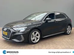 Zwart, metallic lak Gebruikt 2023 Audi A3 Sportback Ambiente Hatchback | € 31.945 (Eerlijke prijs)