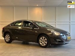 Grijs, metallic lak Gebruikt 2015 Opel Astra Sedan | € 9.950 (Eerlijke prijs)