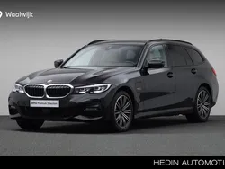 Zwart Gebruikt 2022 BMW 330e Stationwagen | € 39.880 (Eerlijke prijs)