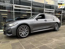Grijs Gebruikt 2021 BMW 330e Executive Stationwagen | € 28.950 (Eerlijke prijs)