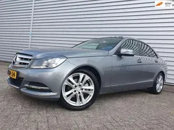 Grijs, metallic lak Gebruikt 2013 Mercedes C180 Avantgarde Sedan | € 11.999 (Goede deal)