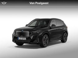 Saphirschwarz metallic (475) (zwart metallic) Nieuw 2025 BMW iX1 M Sport SUV | € 72.034