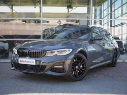Grijs, metallic lak Gebruikt 2021 BMW 330e M Sport Stationwagen | € 32.900 (Eerlijke prijs)