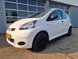 Wit Gebruikt 2011 Toyota Aygo Hatchback | € 2.299 (Eerlijke prijs)