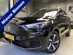 Zwart, metallic lak Gebruikt 2022 MG ZS Luxury Sedan | € 19.250 (Eerlijke prijs)