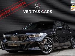Zwart, metallic lak Gebruikt 2024 BMW 550e M Sport Sedan | € 84.950 (Super prijs)