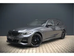 Grijs, metallic lak Gebruikt 2021 BMW 330 Executive Stationwagen | € 33.740 (Eerlijke prijs)