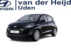 Phantom black (zwart parelmoer) Gebruikt 2024 Hyundai i10 Comfort Hatchback | € 15.450 (Eerlijke prijs)