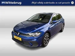 Blauw, metallic lak Gebruikt 2023 VW Polo Life Hatchback | € 19.950 (Eerlijke prijs)