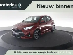 Rood, metallic lak Gebruikt 2021 Toyota Yaris Hatchback | € 19.950 (Eerlijke prijs)
