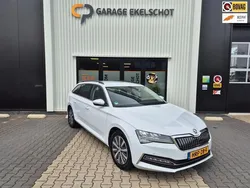 Wit, metallic lak Gebruikt 2022 Skoda Superb Stationwagen | € 24.990 (Super prijs)