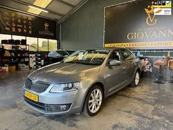 Grijs, metallic lak Gebruikt 2013 Skoda Octavia Business Line Hatchback | € 7.950 (Eerlijke prijs)