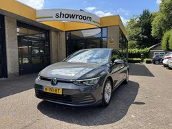 Grijs Gebruikt 2021 VW Golf VIII Life Hatchback | € 21.495 (Eerlijke prijs)